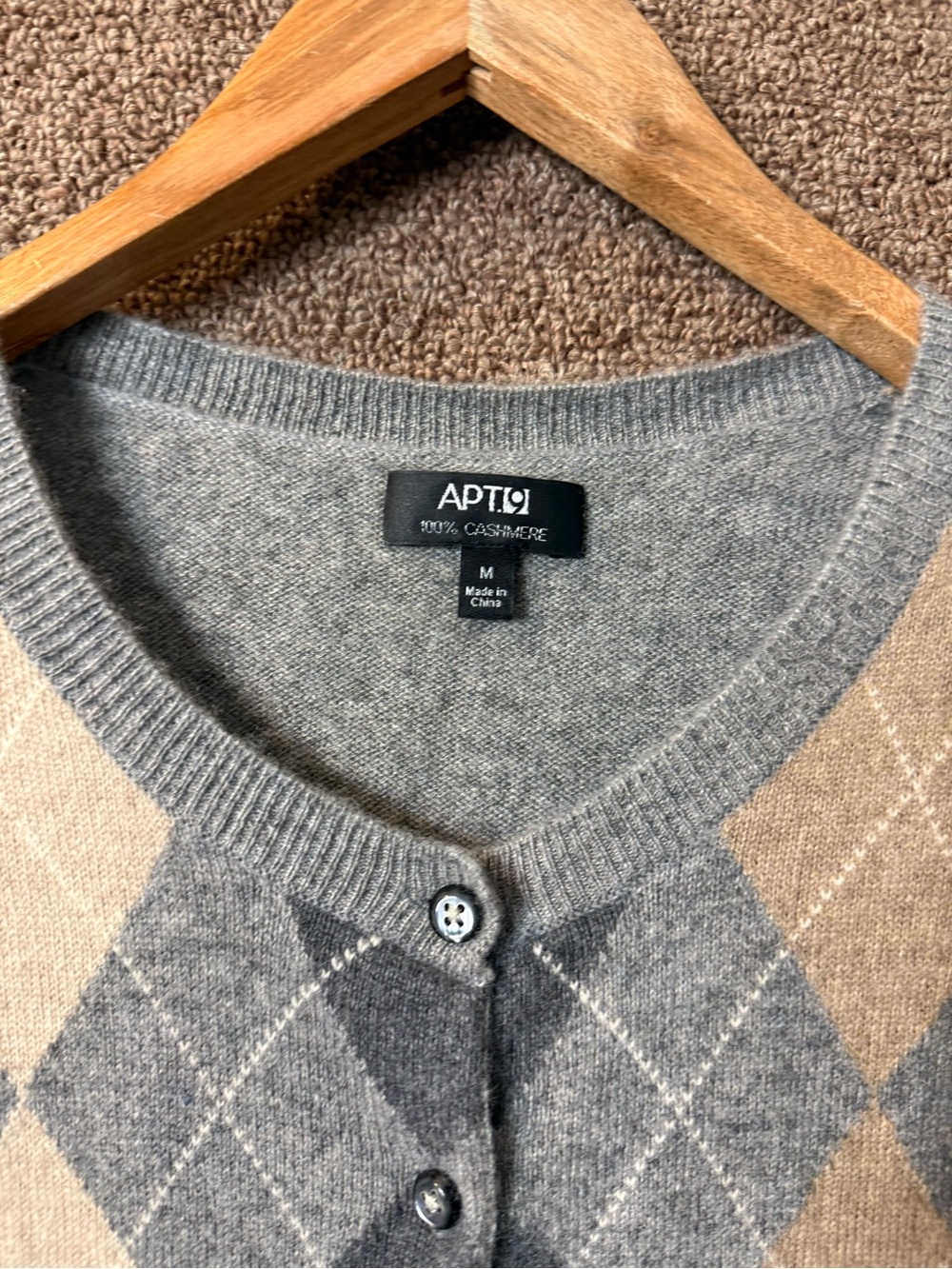 Cashmere Apt. 9 Gray Argyle Button-Front Cardigan with Beige Accents Y2K - Picture 4 of 13